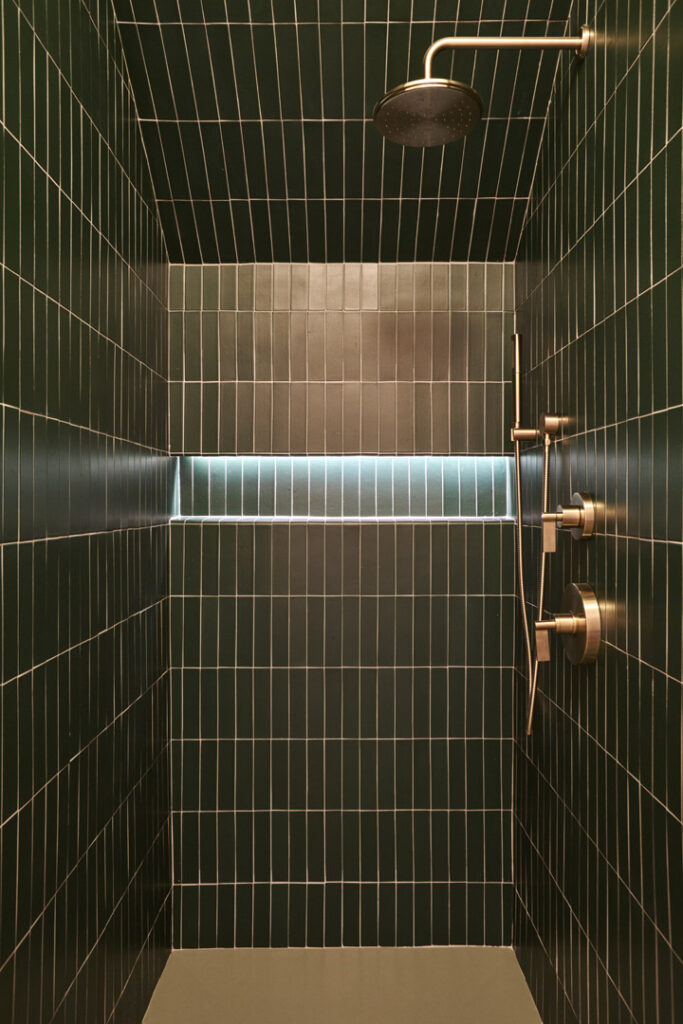Wall Tile : Artistic Tile, Pratt & Larson Fixtures : Kallista Collection : One Collection Finish : French Gold