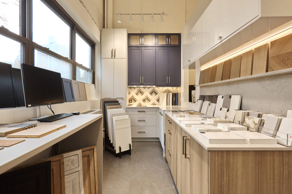 Back Display : Fabuwood Upper Cabinets : Galaxy Indigo Bottom Cabinets : Catalina Matte Carbon Backsplash : Artistic Tile